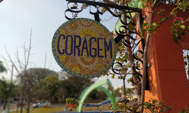 GUARANIAÇU: Artista Mizzy Braz Transforma Hino Municipal em Mosaico com Projeto Aprovado pela Lei Paulo Gustavo.