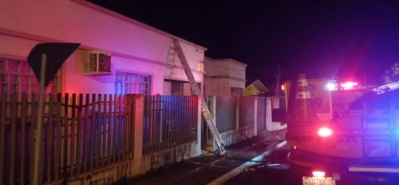 GUARANIAÇU: Bombeiros Comunitários são acionados para conter princípio de incêndio em residência.