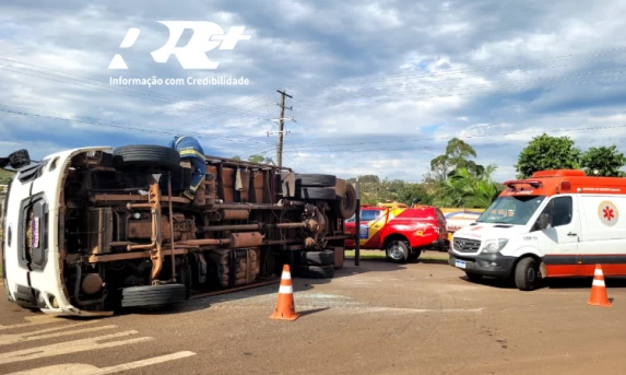 GUARANIAÇU: Caminhão carregado com carnes tomba no KM 518 trevo de acesso ao município.