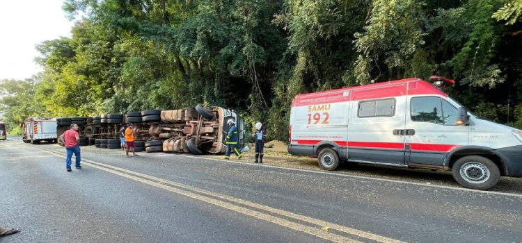 GUARANIAÇU: Carreta carregada com soja tomba no KM 524 da BR-277.