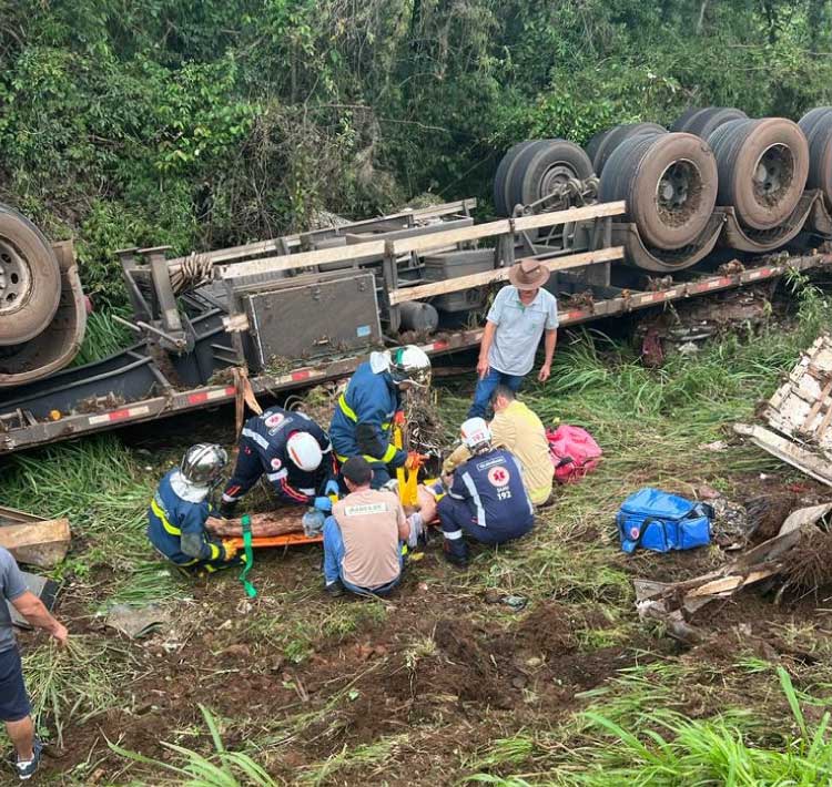 GUARANIAÇU: Carreta perde o controle e tomba no KM 525 da BR 277, motorista fica gravemente ferido.