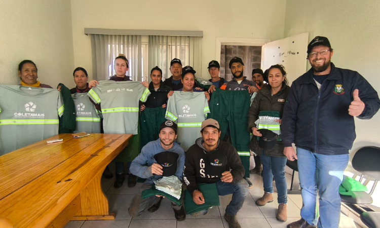 GUARANIAÇU: Coletores da UVR recebem novos uniformes