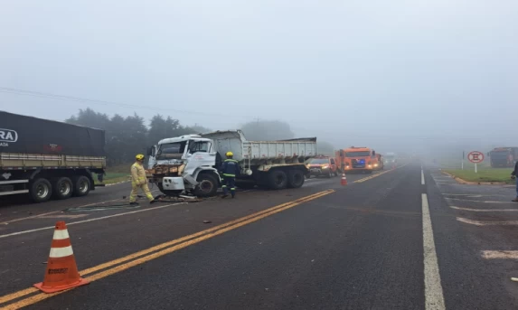 GUARANIAÇU: Colisão entre caminhões na Br 277, deixa condutor ferido.