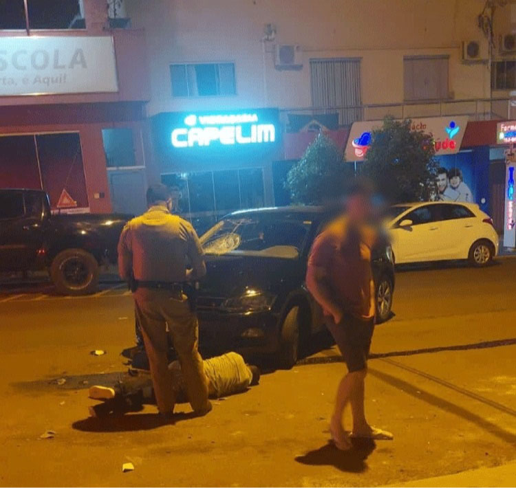 GUARANIAÇU: Colisão entre veículo e moto é registrada no centro da cidade na noite do último sábado (03).