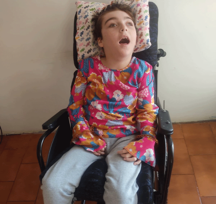 GUARANIAÇU: Criança com Microcefalia, solicita ajuda para comprar cadeira de rodas postural e cadeira para banho.
