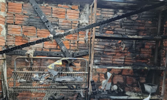 GUARANIAÇU: Defesa Civil é acionada para conter incêndio em edícula no centro da cidade.