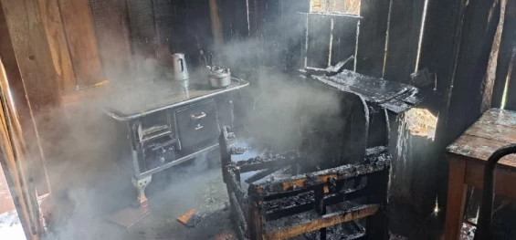 GUARANIAÇU: Defesa Civil é acionada para conter incêndio em residência.