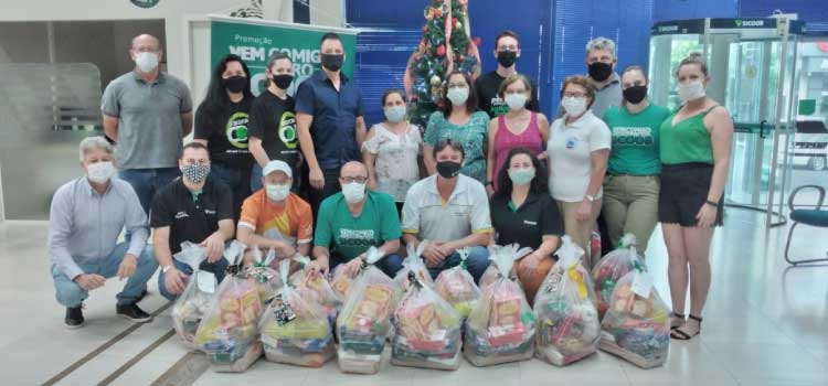 GUARANIAÇU: Em ação solidária de Natal, agência do Sicoob Credicapital doa mais de 80 cestas de alimentos