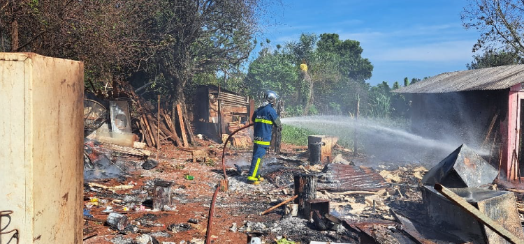 GUARANIAÇU: Em surto psicótico, homem ateia fogo na própria residência.