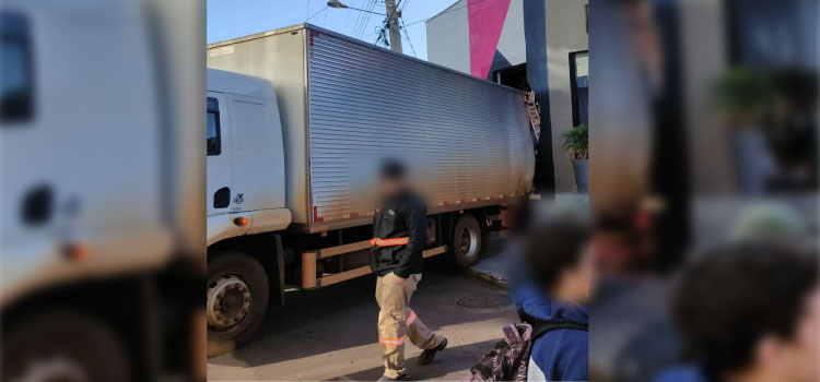 GUARANIAÇU: Freio estacionário falha e caminhão invade Academia no centro atinginddo a vidraça do imóvel.