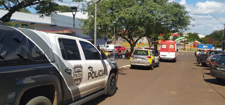 GUARANIAÇU: Imagens de Câmera de Segurança mostram momento em que vítima é esfaqueada no centro da cidade.