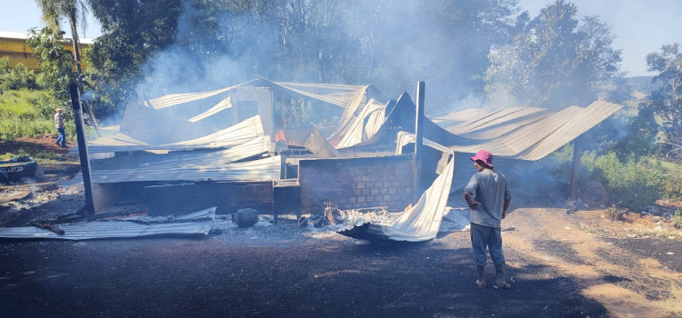 GUARANIAÇU: Imagens mostram como ficou o local consumido pelo fogo ontem na comunidade de Nova Brasília.