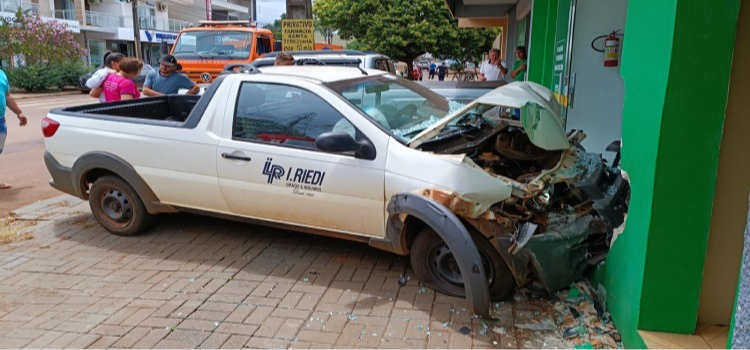 GUARANIAÇU: Imagens mostram momento da colisão entre veículo Strada, camionete S10 e estabelecimento comercial no centro da cidade.