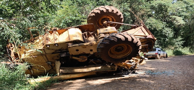 GUARANIAÇU: Motorista perde controle de máquina e capota veículo em estrada rural.
