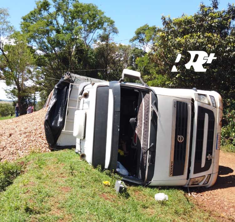GUARANIAÇU: Motorista perde o controle e tomba caminhão carregado ao sair de empresa madeireira.
