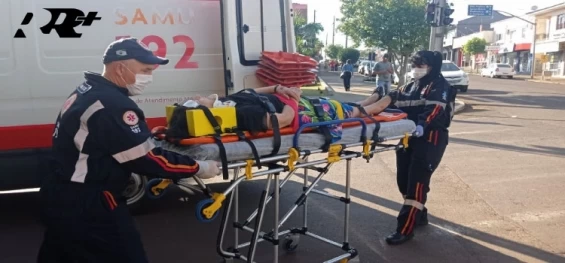GUARANIAÇU: Mulher sofre ferimentos na mão e perna ao ser atropelada no centro da cidade.