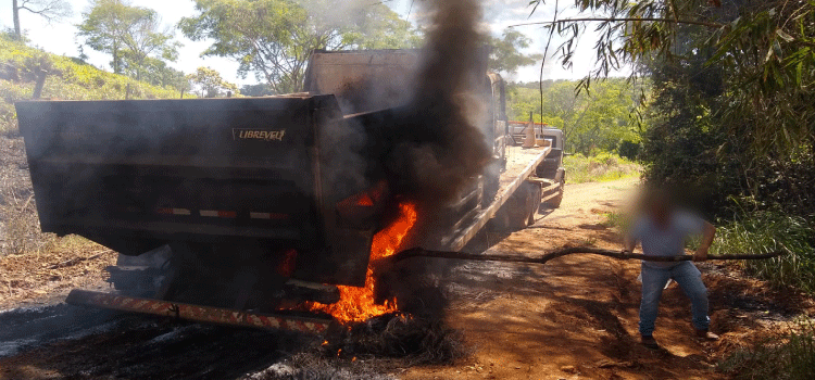 GUARANIAÇU: Possível pane elétrica causa incêndio em Caminhão da frota municipal.