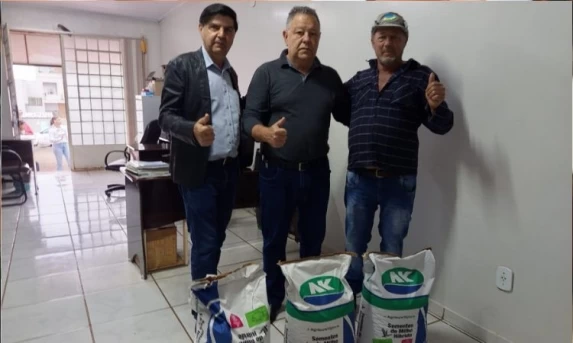 GUARANIAÇU: Prefeitura de Guaraniaçu entrega sementes de milho para agricultores familiares