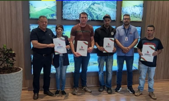 GUARANIAÇU: Quatro novas famílias recebem a matrícula de seus imóveis através do REURB