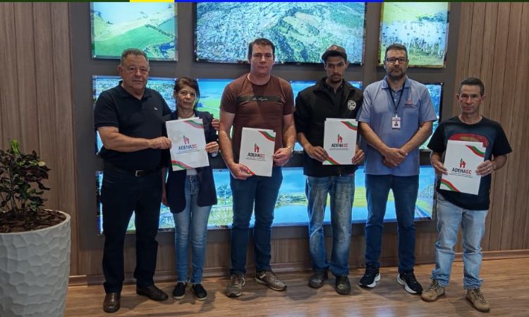 GUARANIAÇU: Quatro novas famílias recebem a matrícula de seus imóveis através do REURB