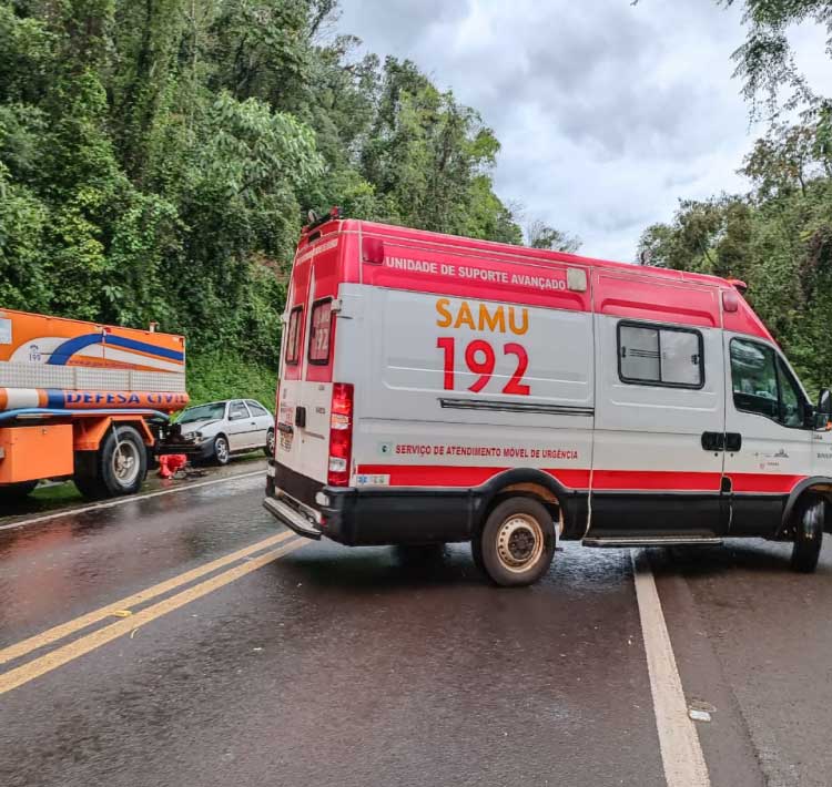 GUARANIAÇU: Queda de árvores provoca acidente no Km 524 da BR 277.