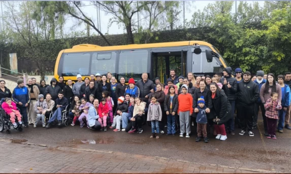 APAE de Guaraniaçu recebe ônibus 100% automatizado para transporte de alunos