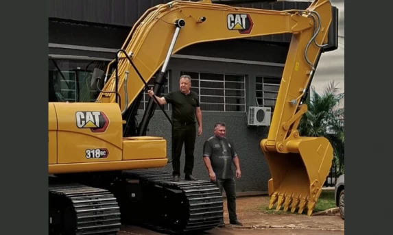 Guaraniaçu recebe nova Escavadeira Hidráulica pelo programa Paraná Mais Cidades