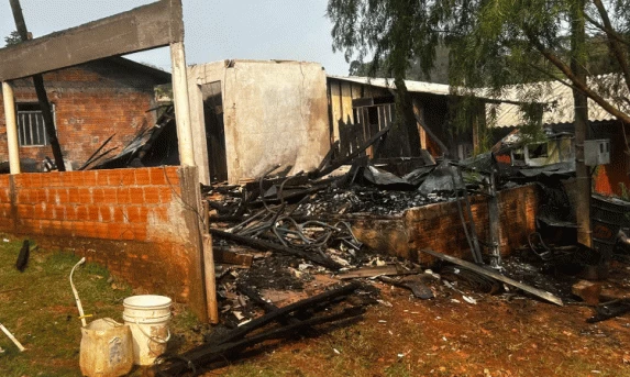 GUARANIAÇU: Incêndio causa destruição total em residência  na comunidade  Mato Queimado.