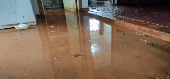 GUARANIAÇU: Residências ficam alagadas devido às fortes chuvas.