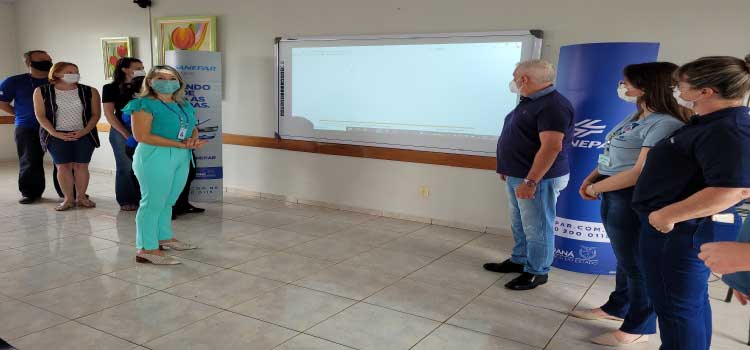 GUARANIAÇU: Sanepar entrega lousa digital para Apae do Município