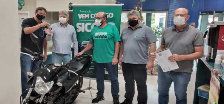 GUARANIAÇU: Sicoob realiza entrega de uma moto na campanha VEM COMIGO PRO SICOOB