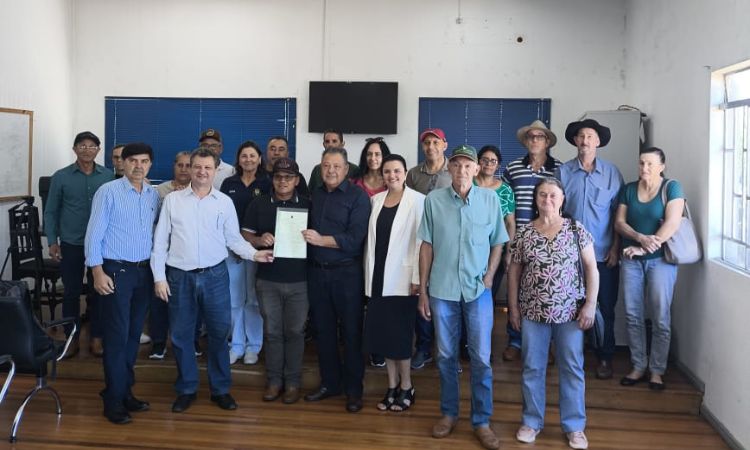 GUARANIAÇU: Superintendente do INCRA promove entrega títulos de domínio a famílias da Colônia São João do Sul, em Guaraniaçu (PR).