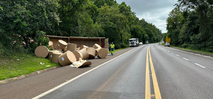 GUARANIAÇU: Três pessoas ficam feridas em acidente registrado nesta manhã no KM 516 da BR-277.