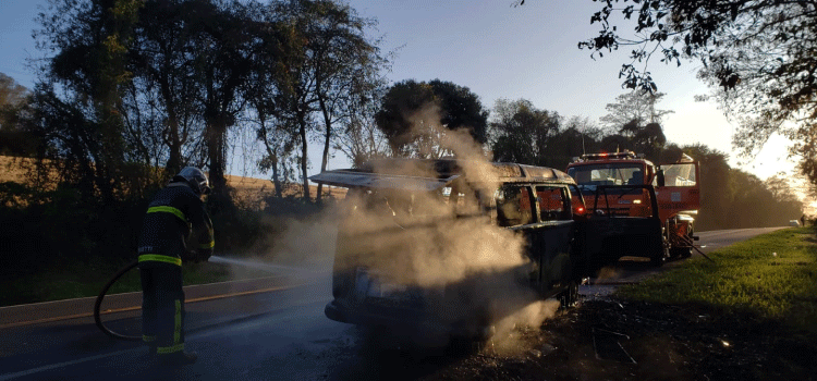 GUARANIAÇU: Veículo com suspeita de pane elétrica pega fogo na rodovia BR 277.