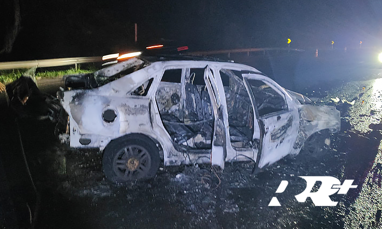 GUARANIAÇU: Veículo é totalmente consumido pelo fogo após acidente na BR-277.