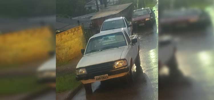 GUARANIAÇU: Veículo furtado na área central é encontrado abandonado no bairro Jardim Real.