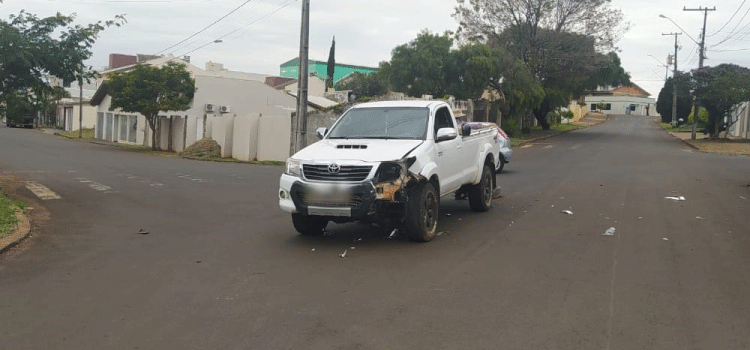 GUARANIAÇU: Veículos colidem após invasão de preferencial.