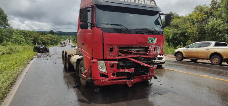 GUARAPUAVA: Acidente entre carro e caminhão deixa motorista morto na BR-277.