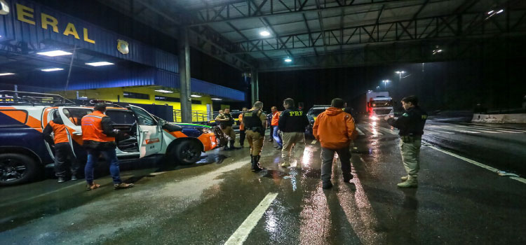 GUARATUBA: Equipes do Estado auxiliam trabalhos de atendimento às vítimas do deslizamento na BR-376.