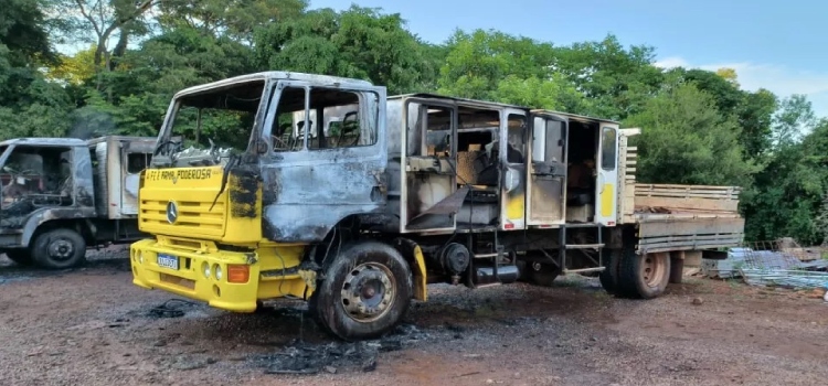 Homem é demitido e põe fogo em caminhões em Capanema.