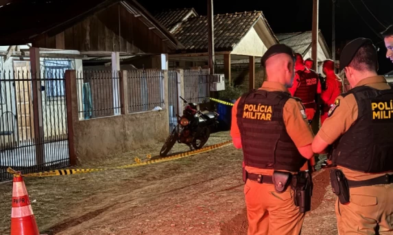 Homem é morto pela PM após fazer mulher refém em Laranjal.