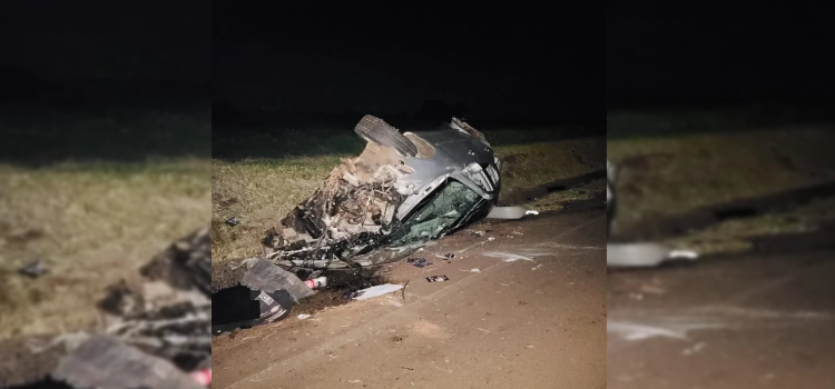 Homem é preso por embriaguez ao volante após colidir contra árvore e capotar na rodovia PR-496.