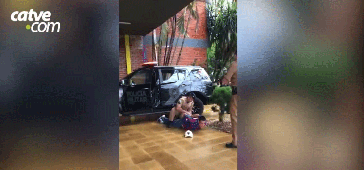 Homem furta viatura do Choque e bate na porta de emissora em Foz do Iguaçu.