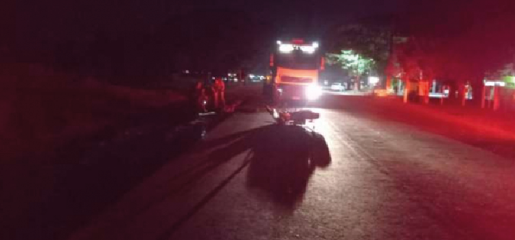 Homem morre após bater contra caminhão na PR 491.