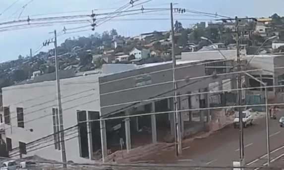 Homem sofre queda em obra no centro de Catanduvas