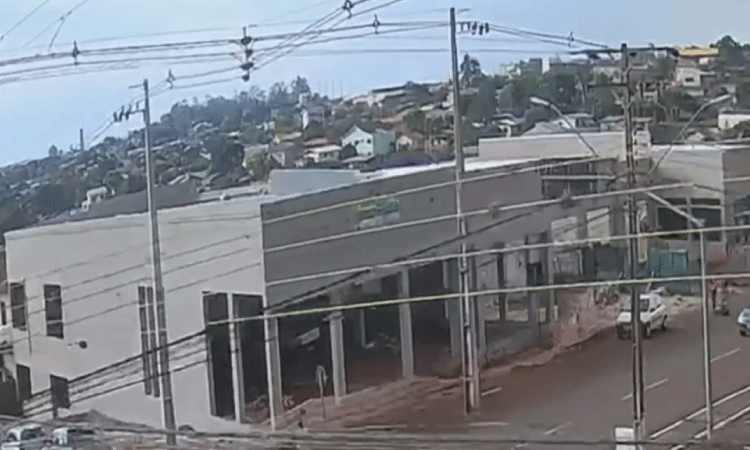 Homem sofre queda em obra no centro de Catanduvas