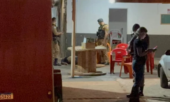 Homicídio em Cascavel: Um homem foi morto e outro gravemente ferido após serem baleados na Região Norte.
