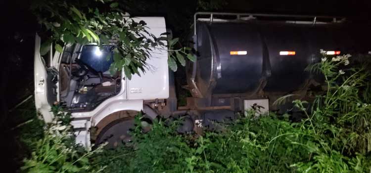 IBEMA: Caminhão sai da pista, colide com placa de sinalização e para as margens da rodovia.