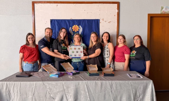 Ibema: Município realiza entrega dos kits do Programa TiX Letramento por meio de convênio com a AMOP e a Itaipu Binacional