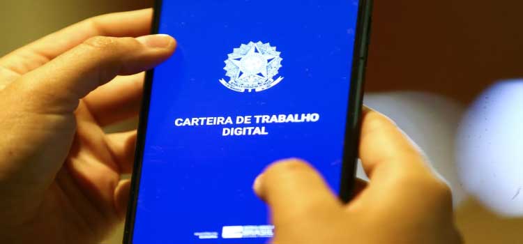IBGE: Desemprego cai para 9,8%; rendimento fica estável.